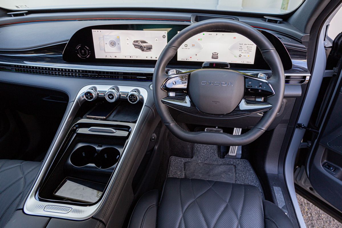 Omoda C9 luxury interior with 24.6 inch W-HUD